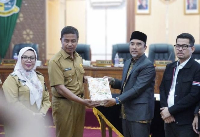 
					Rapat Paripurna DPRD Kampar, Bupati Ahmad Yuzar Sampaikan LKPJ 2025