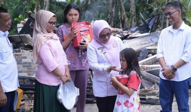 
					Wabup Kampar Salurkan Bantuan kepada Keluarga Korban Kebakaran di Desa Pangkalan Baru