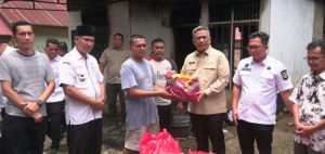 Tinjau Korban Kebakaran di Lenggopan, Bupati Anton Bawa Harapan bagi Korban yang Tersisa Baju di Badan