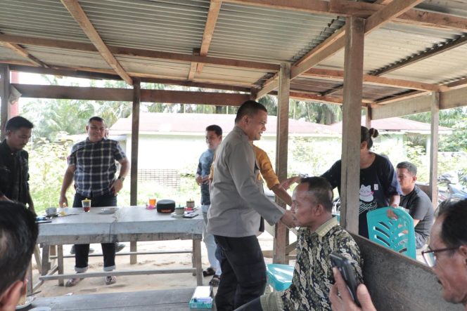 
					Cooling System, Wakapolres Rohil Sambangi Warga Pasca Aksi Terhadap Rumah Terduga Bandar Narkoba