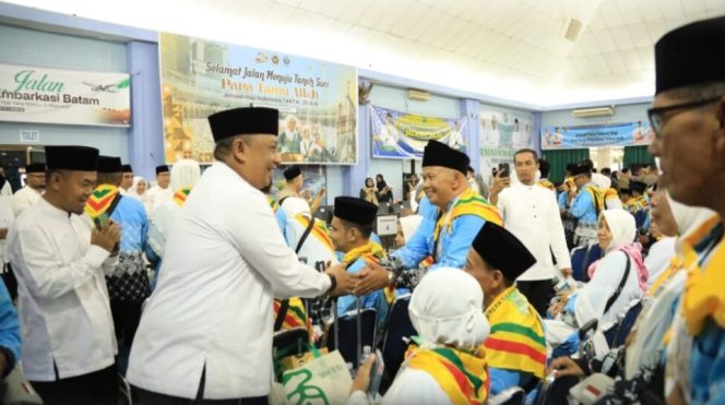 
					Penuh Haru, Bupati Anton Lepas 191 Jemaah Calon Haji Rohul di Embarkasi Batam