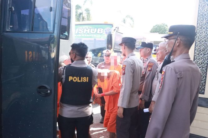 
					50 Tahanan Narkoba Polres Kampar Digeser ke Polda Riau, Dikawal dengan Keamanan Tinggi