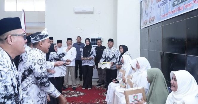 
					48 Anggota PGRI Kampar Berangkat Haji, Pemkab Kampar Laksanakan Prosesi Tepuk Tepung Tawar