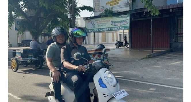 
					Gunakan Sepeda Motor, Bupati Ahmad Yuzar Sambangi Beberapa OPD