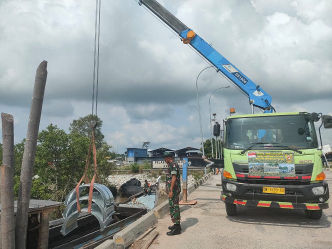 
					Kodam XIX/ Tuanku Tambusai, Tuntaskan Pergeseran Material Jembatan Armco ke 16 Titik Lokasi Pembangunan
