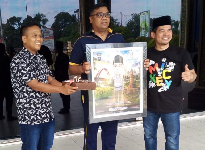 
					Kapolres Kampar Ultah ke-42, Waka DPRD Iib Nursaleh Berikan Suprise
