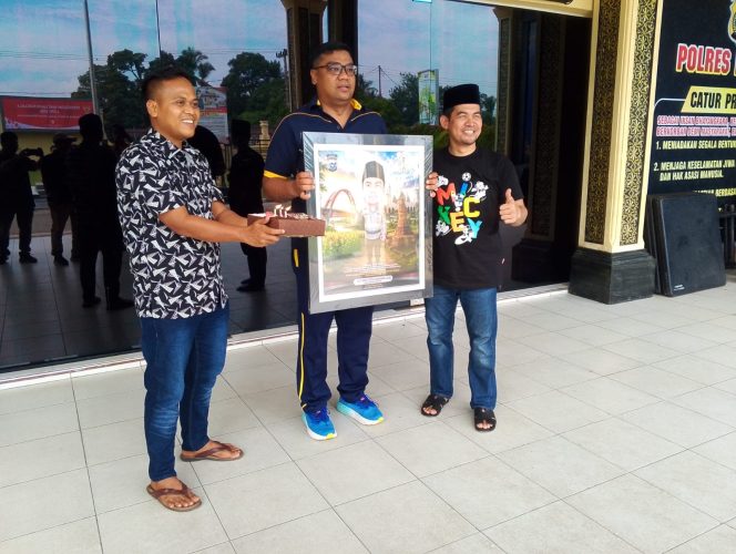 
					Kapolres Kampar Ultah ke-42, Waka DPRD Iib Nursaleh Berikan Suprise