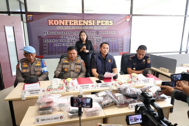 
					Selamatkan 35 Ribu Jiwa, Polda Riau Gagalkan Peredaran 6,94 Kg Sabu dan 969 Cartridge Etomidate Senilai Rp9,8 Miliar