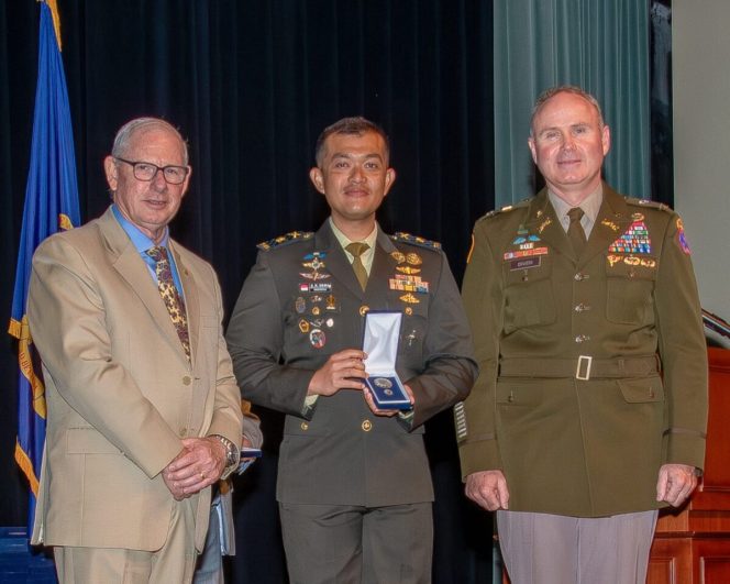 
					Putra Deddy Mizwar, Zulfikar Rakita Dewa Raih Gelar Magister Keempat di CGSC AS
