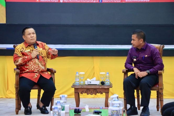 
					Plt Gubri Kunker ke Kampar, Bupati Ahmad Yuzar Serahkan Data Pajak dan Tinjau Kopdes Merah Putih
