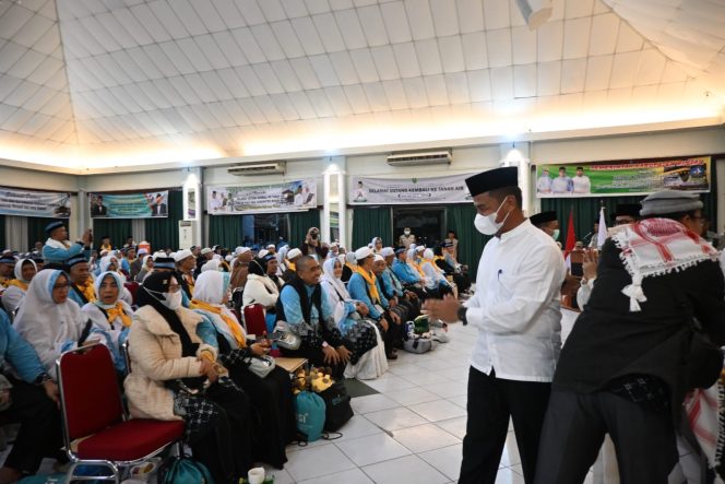
					Bupati Ahmad Yuzar Sambut Kepulangan Jamaah Haji Kampar Kloter 05 di Batam