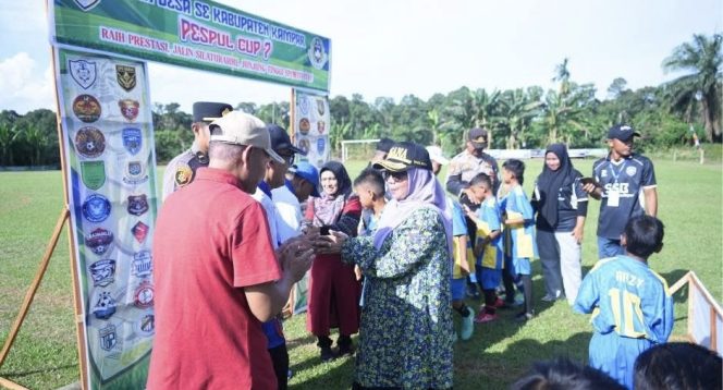 
					Buka Turnamen Sepak Bola di Padang Luas, Wabup Kampar : Olahraga Jangan Sekedar Kompetisi, Tapi Ajang Pembinaan