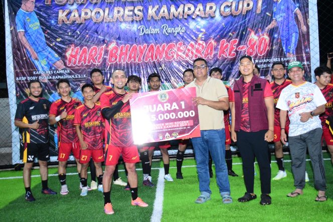 
					Semarak HUT Bhayangkara ke-80, Satreskrim Keluar Sebagai Juara Turnamen Mini Soccer Kapolres Kampar Cup I