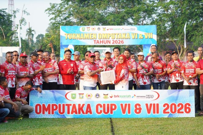 
					Omputaka Berikan Penghargaan kepada Hj Maimanah sebagai Tokoh Penggerak Olahraga Wanita Kampar