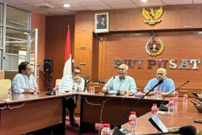 
					PWI Pusat Minta Hotman Paris Minta Maaf ke Wartawan, Tegaskan Martabat Pers Harus Dihormati