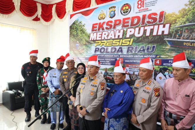 
					Ekspedisi Merah Putih Presisi, Polda Riau Tanam Mangrove dan Salurkan Bantuan kepada Masyarakat Pesisir Sinaboi