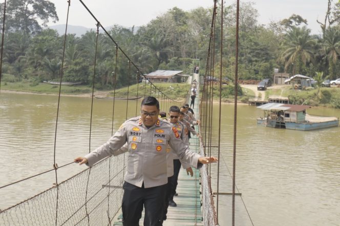 
					Jalan Kaki Melintasi Jembatan Gantung, Kapolres Kampar Cek Kesiapan Lokasi Ekspedisi Merah Putih Presisi